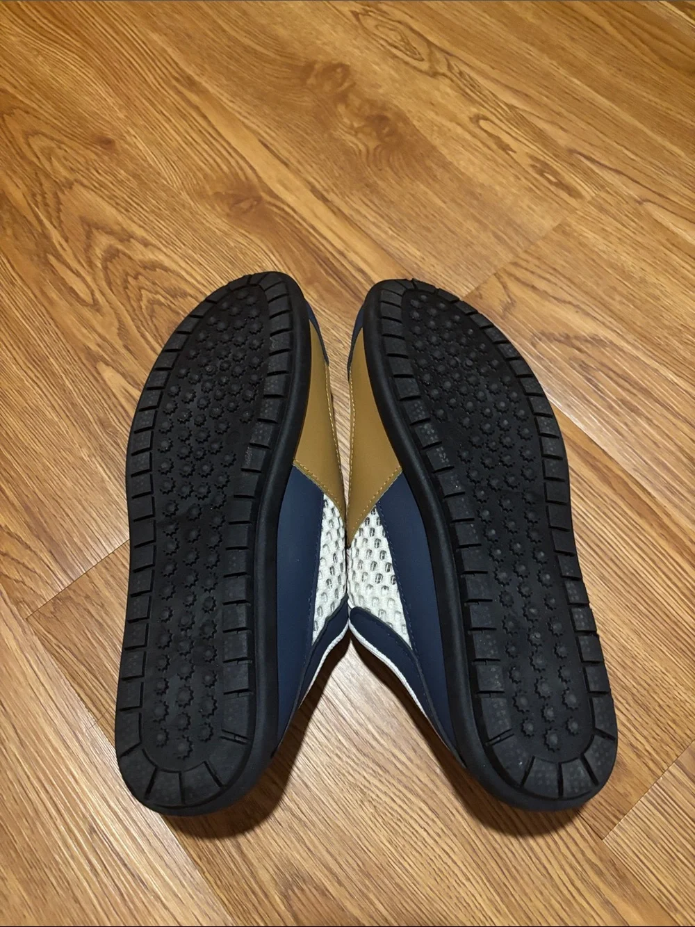 NEW Men's Beige and Navy Casual Sneakers. Size 10 1/2